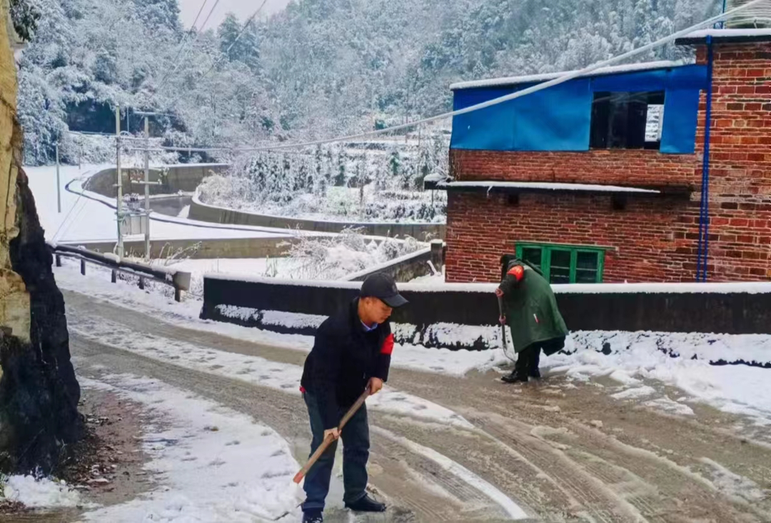 东安县黄泥洞林场：除雪铲冰保群众出行安全