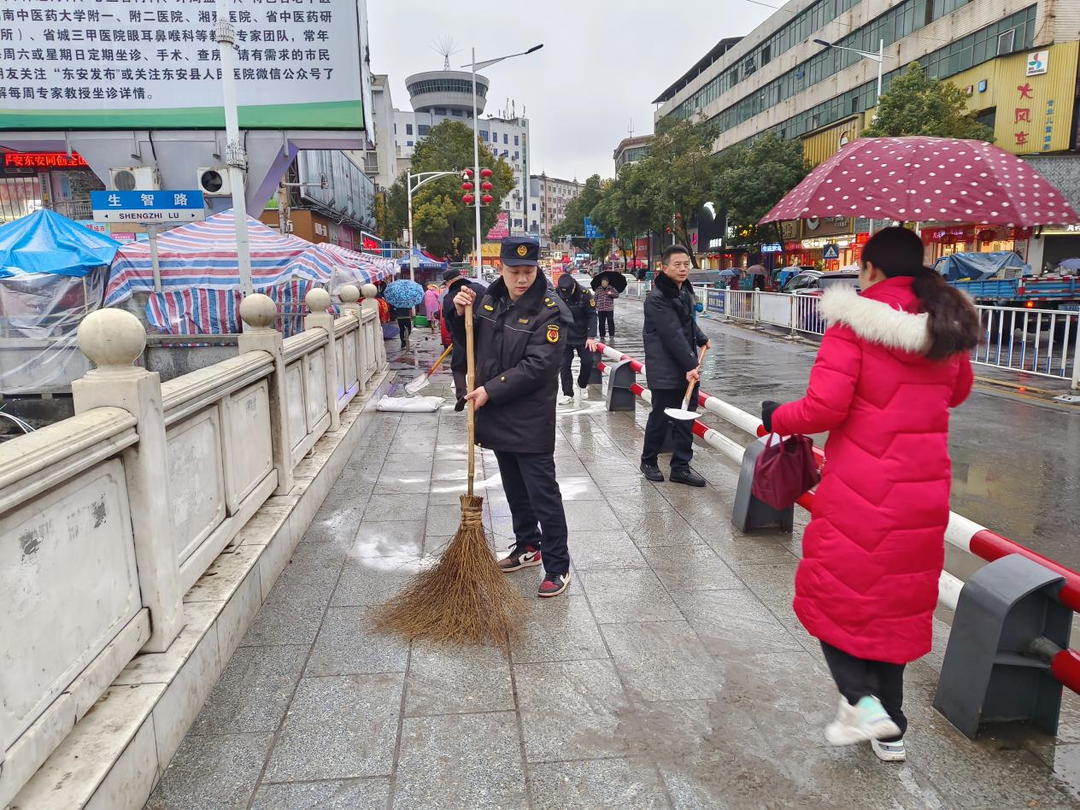 东安城管：铲雪除冰保畅通
