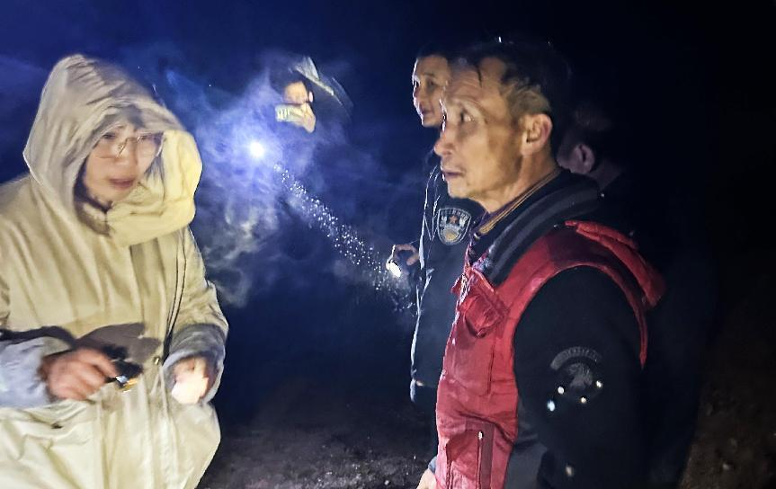 湖南东安：寒夜老人迷路  警民联手解困温暖回家路
