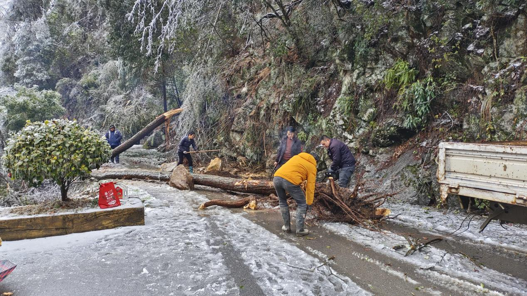 东安县：迅速清除雪灾隐患  护航春运交通安全