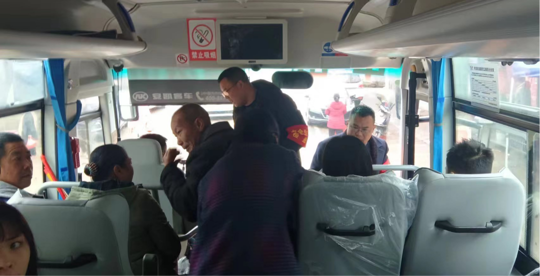 新圩江镇开展春运班车检查 护航群众平安出行