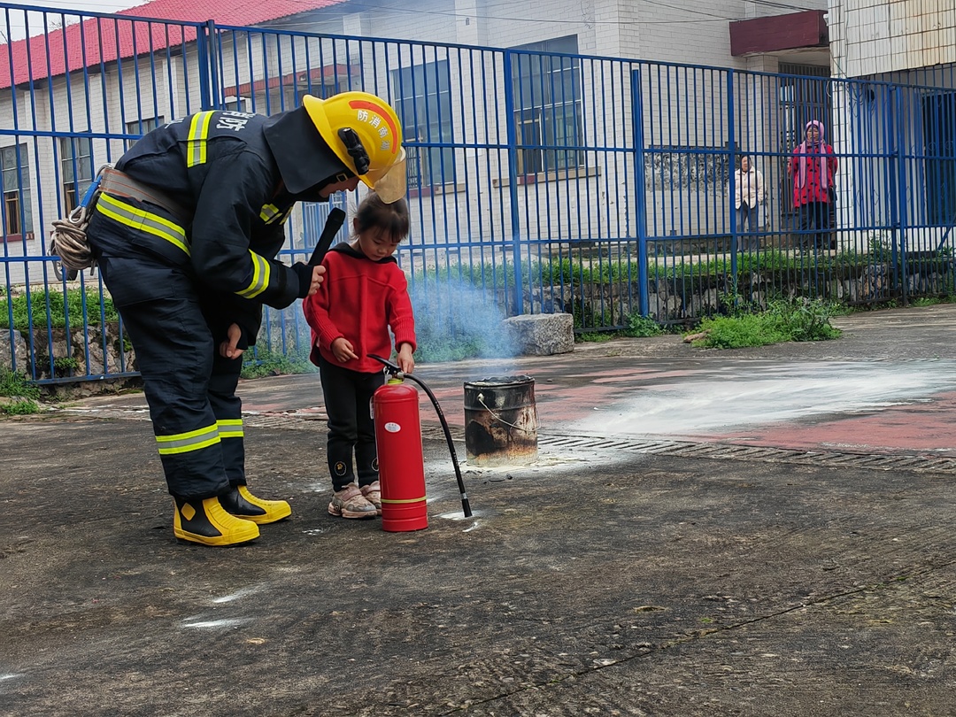 东安消防救援大队到幼儿园开展消防安全培训演练