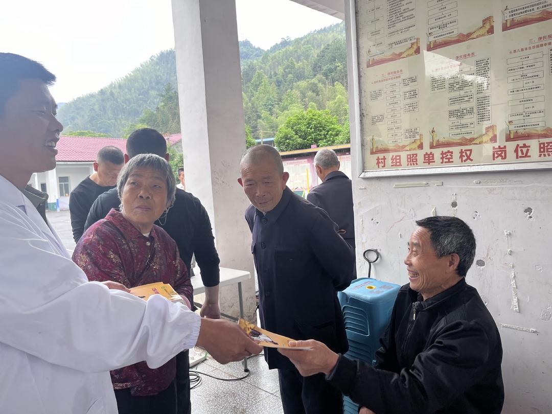 鹿馬橋鎮中心衛生院開展預防野生蘑菇中毒宣傳活動