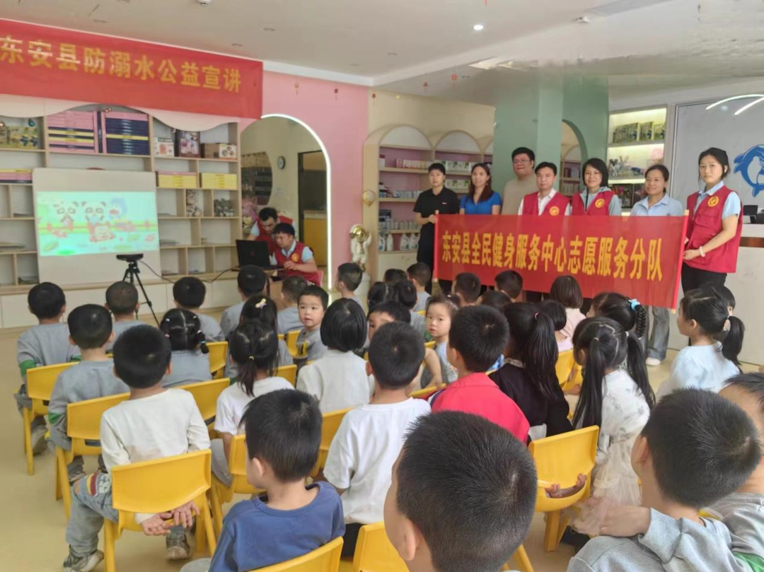 东安：水上运动享清凉 志愿服务保安全