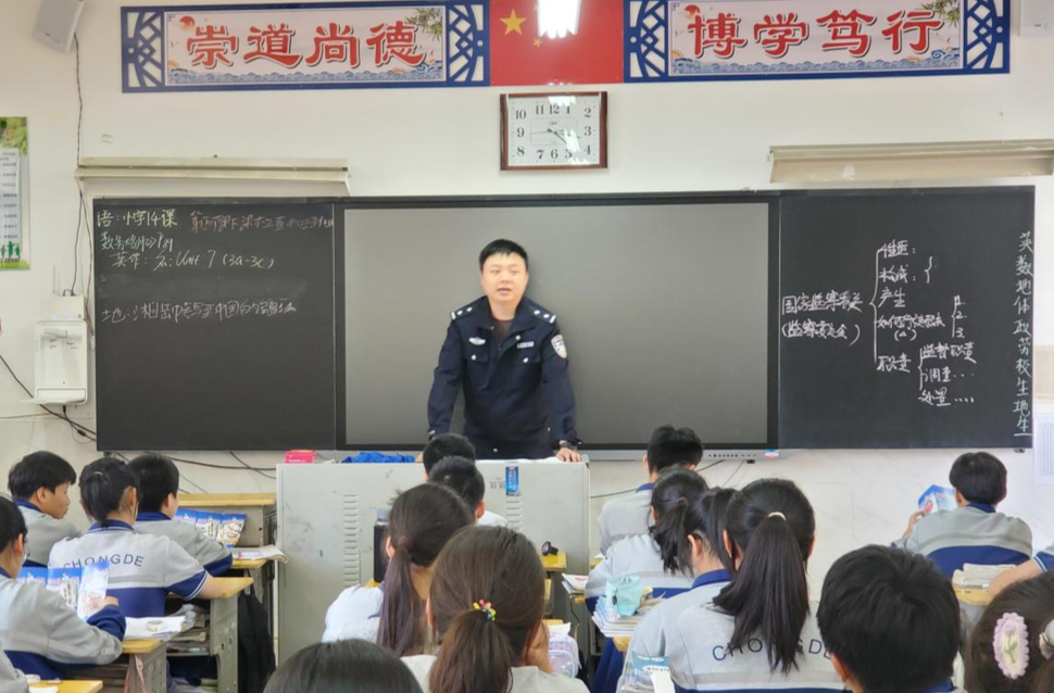 东安县崇德学校举行网络谣言安全知识讲座