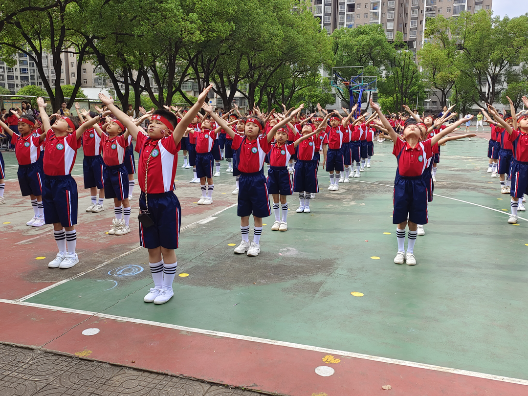 东安三小举行“向日葵工程”武术操、广播体操比赛