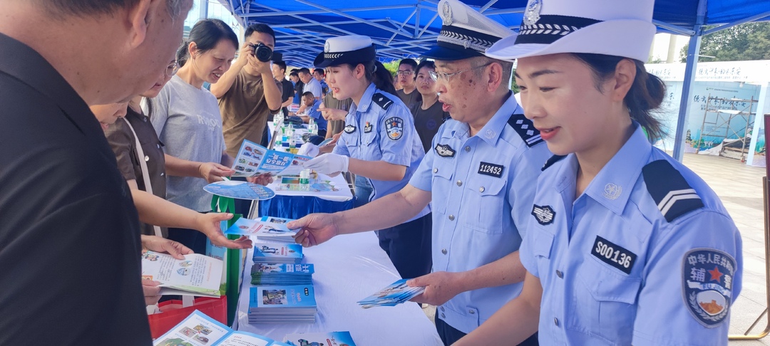 東安交警開(kāi)展“安全生產(chǎn)月”交通安全宣傳活動(dòng)