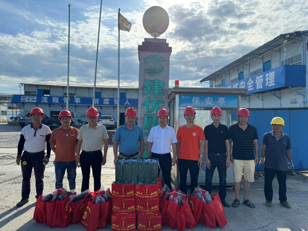 秦波到紫水河棚改项目工地“送清凉”