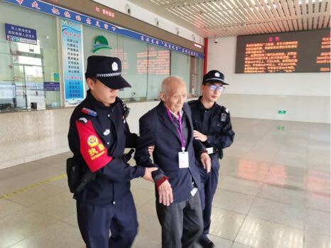 東安：高齡老人不慎走失，民警暖心幫忙找回