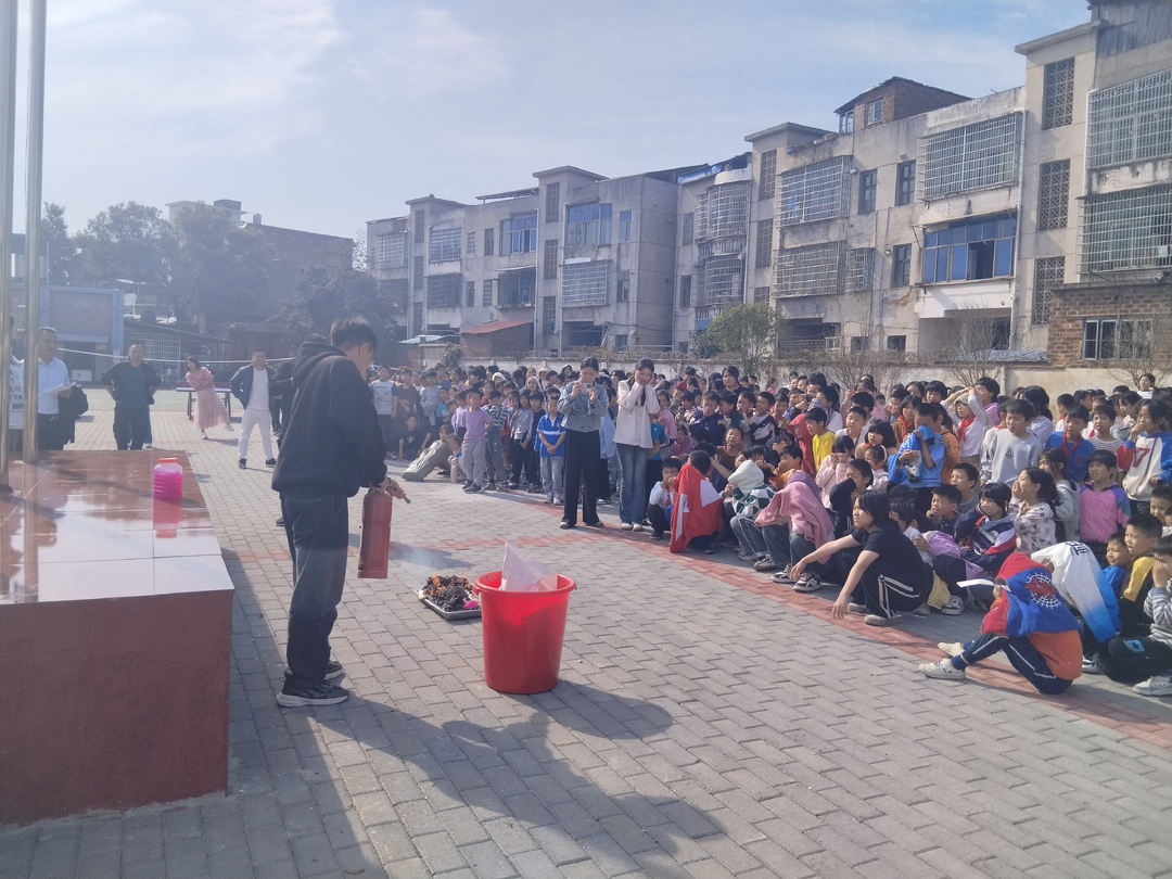 端橋鋪中心小學開展消防疏散演練和防地震應(yīng)急疏散演練