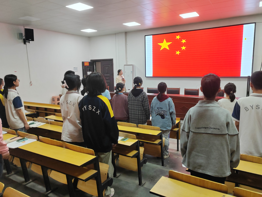 白牙市中學舉行新團員入團儀式