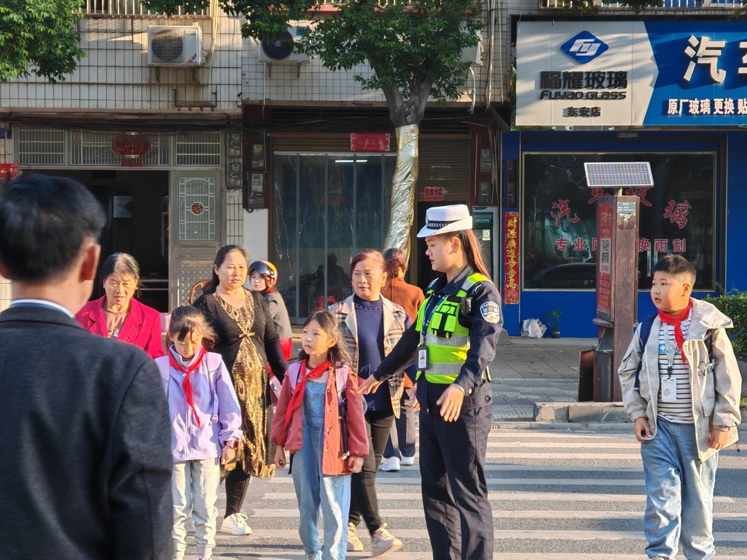 東安交警：站好“護學崗” 守好平安上學路