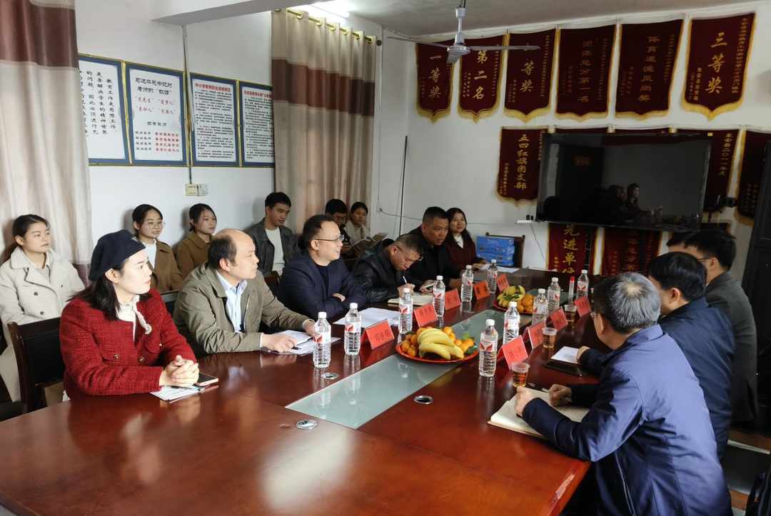 湖南科技學(xué)院到東安縣白牙市中學(xué)檢查指導師范生實(shí)習工作