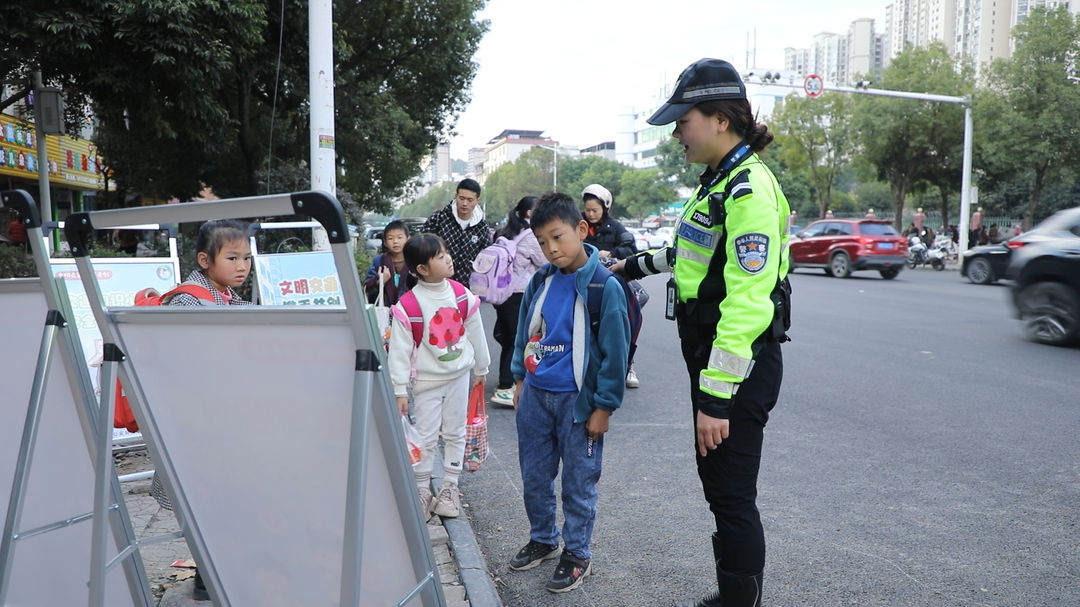 東安：交警全力以“護” 為學子上下學保駕護航