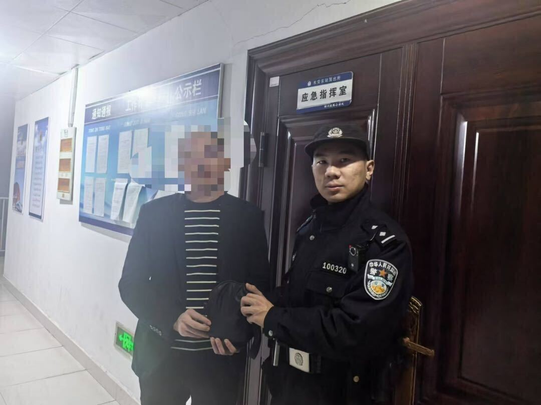 粗心旅客遺落背包 車(chē)站民警急尋失主