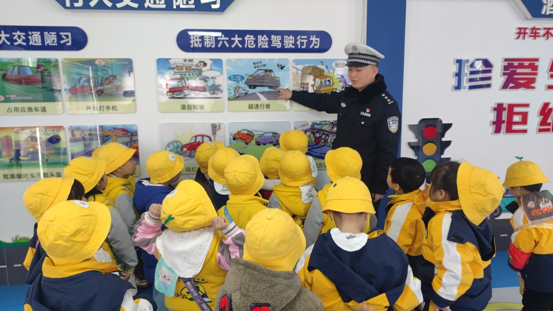 東安：萌娃進(jìn)警營(yíng) “沉浸式”體驗交通安全課
