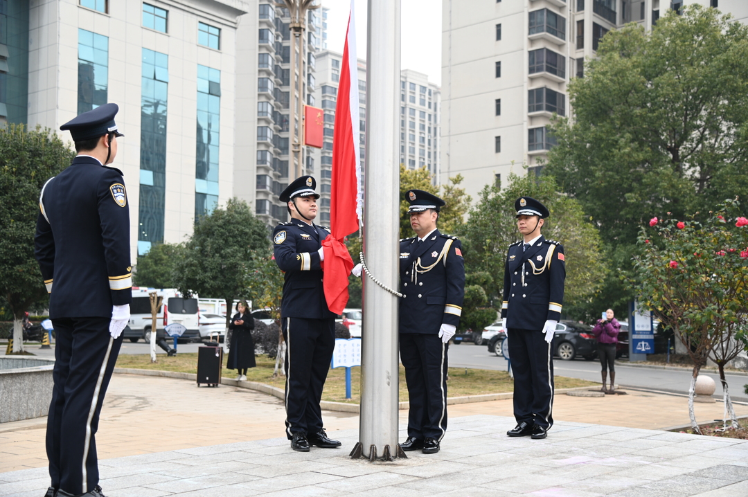 東安縣人民法院舉行2025年新年升國旗儀式