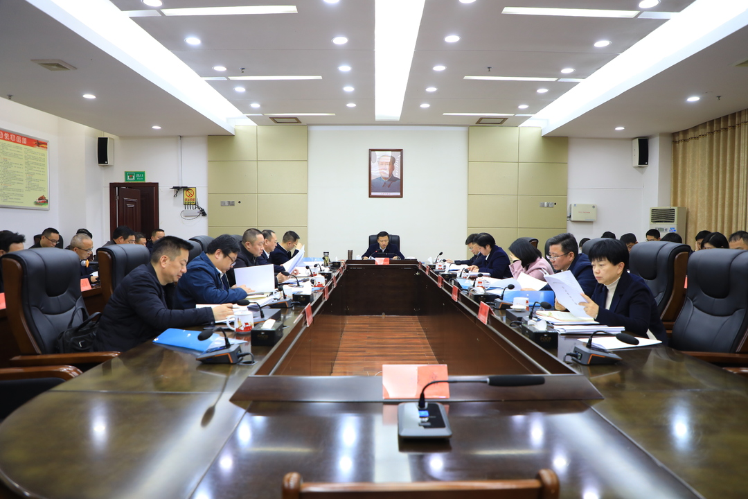 唐何主持召開2025年第1次縣委常委會會議