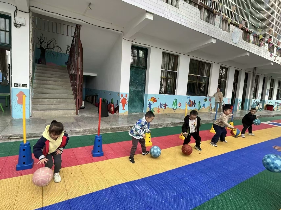 東安縣石期市中心幼兒園開展幼兒籃球技能展示活動
