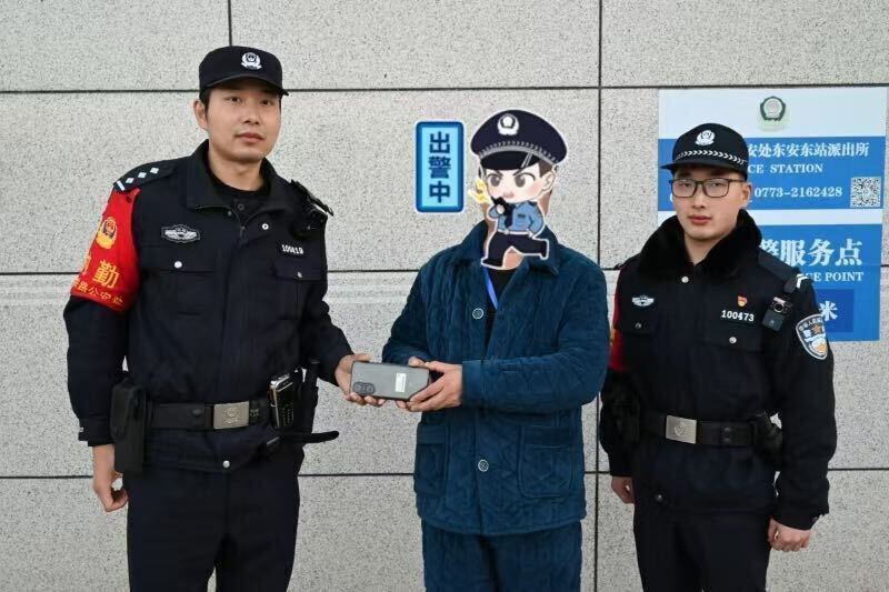 熱心旅客撿拾手機，鐵路警察尋到主人