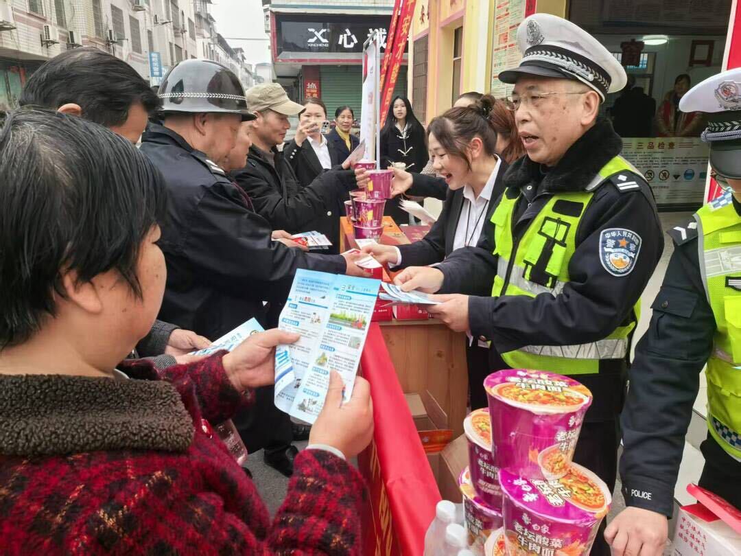 東安縣公安局交警大隊開(kāi)展春運交通安全檢查及宣傳教育活動(dòng)