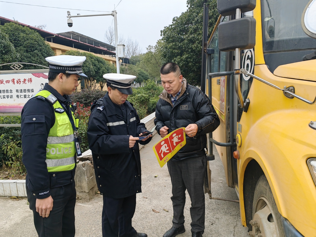 東安交警：校車(chē)“大體檢” 護航開(kāi)學(xué)季