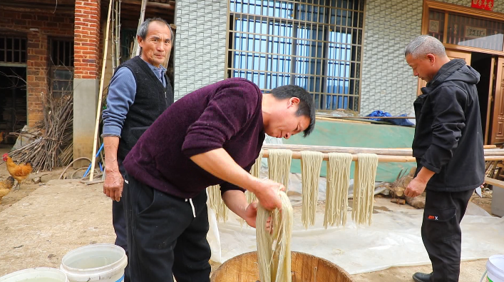 东安：传统手艺焕新生 手工红薯粉成“香饽饽”