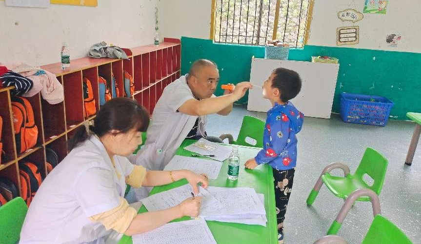 東安縣紫溪市鎮衛生院舉行兒童體檢及口腔健康知識講座