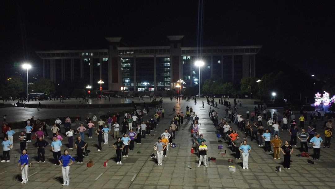 東安: 和諧廣場(chǎng)活力夜，廣場(chǎng)舞跳出新風(fēng)采