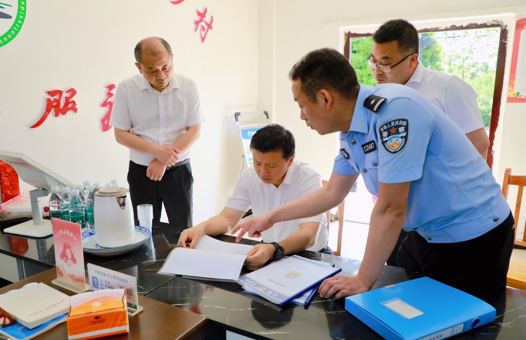 唐何到鄉鎮調研工作