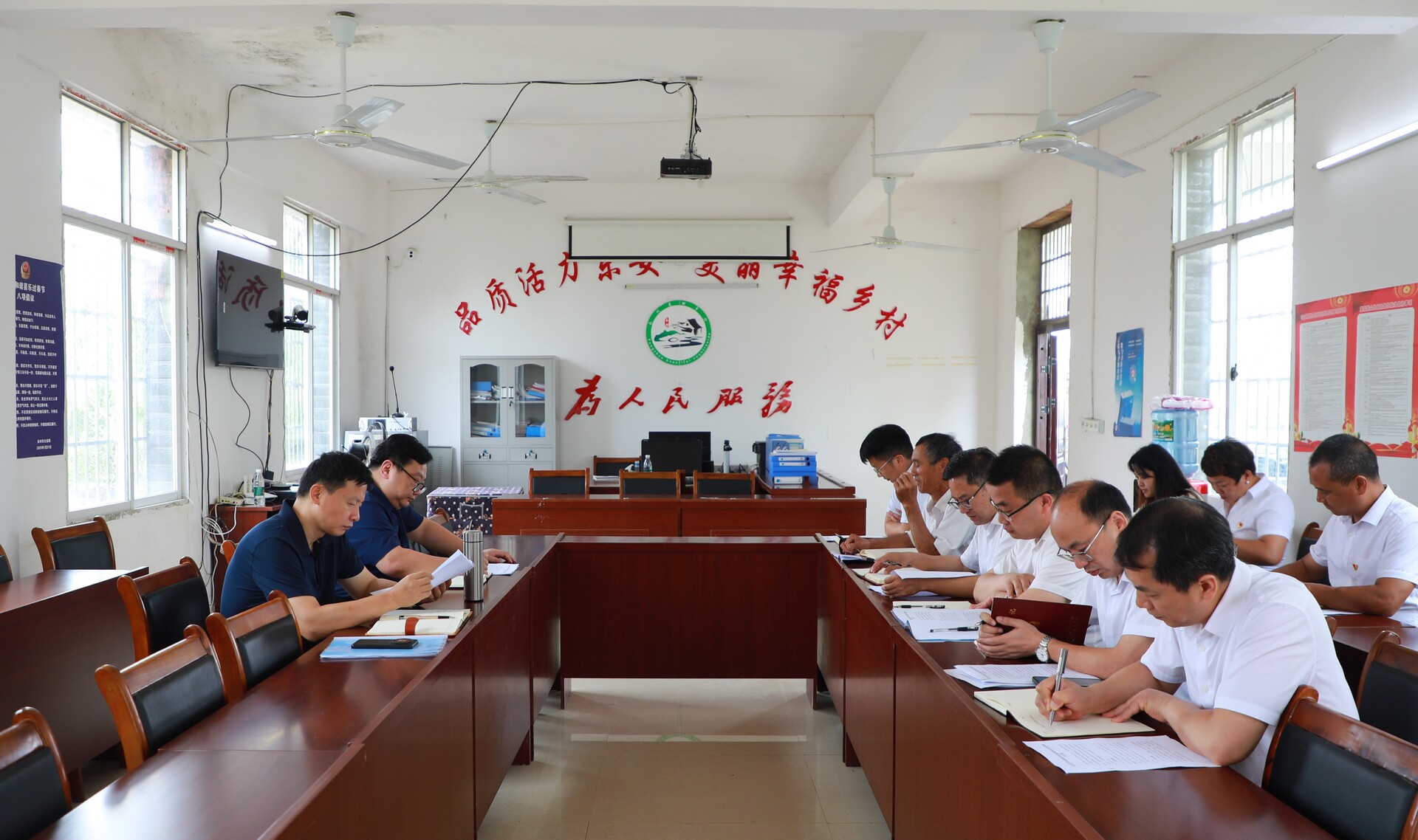 唐何到鄉鎮調研基層黨建工作
