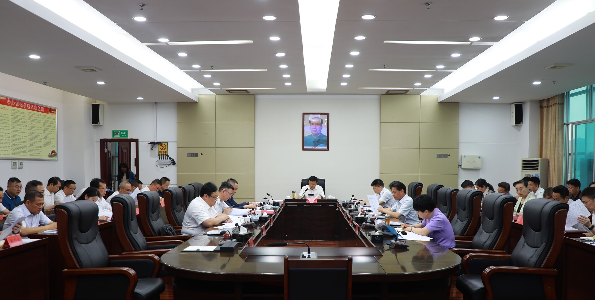 唐何主持召開(kāi)2025年第11次縣委常委會(huì )（擴大）會(huì )議