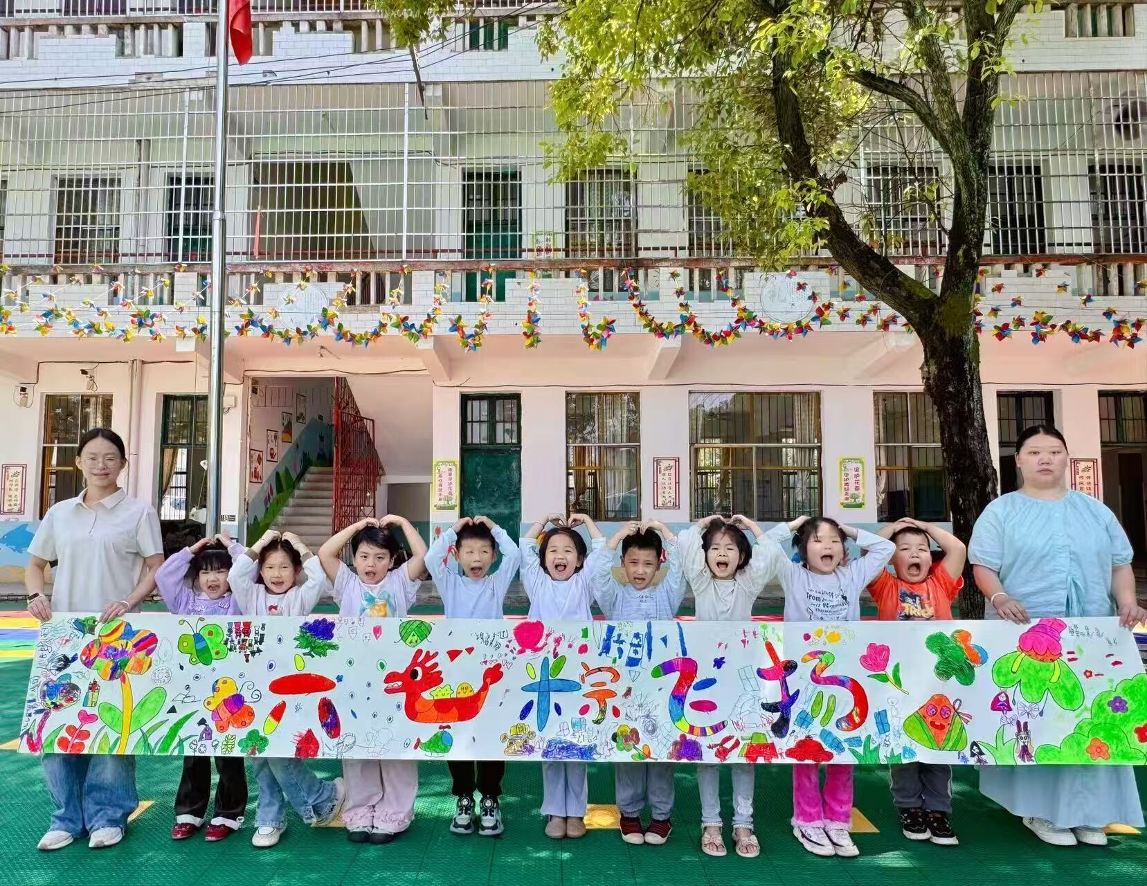 東安縣石期市鎮中心幼兒園開(kāi)展“童心繪童趣 五彩慶雙節”集體長(cháng)卷畫(huà)活動(dòng)