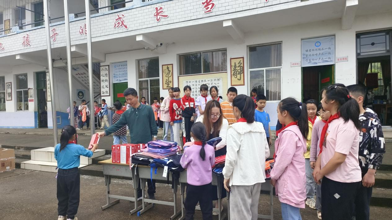 東安縣總工會(huì )開(kāi)展“法護成長(cháng)，愛(ài)暖童心”走訪(fǎng)慰問(wèn)活動(dòng)