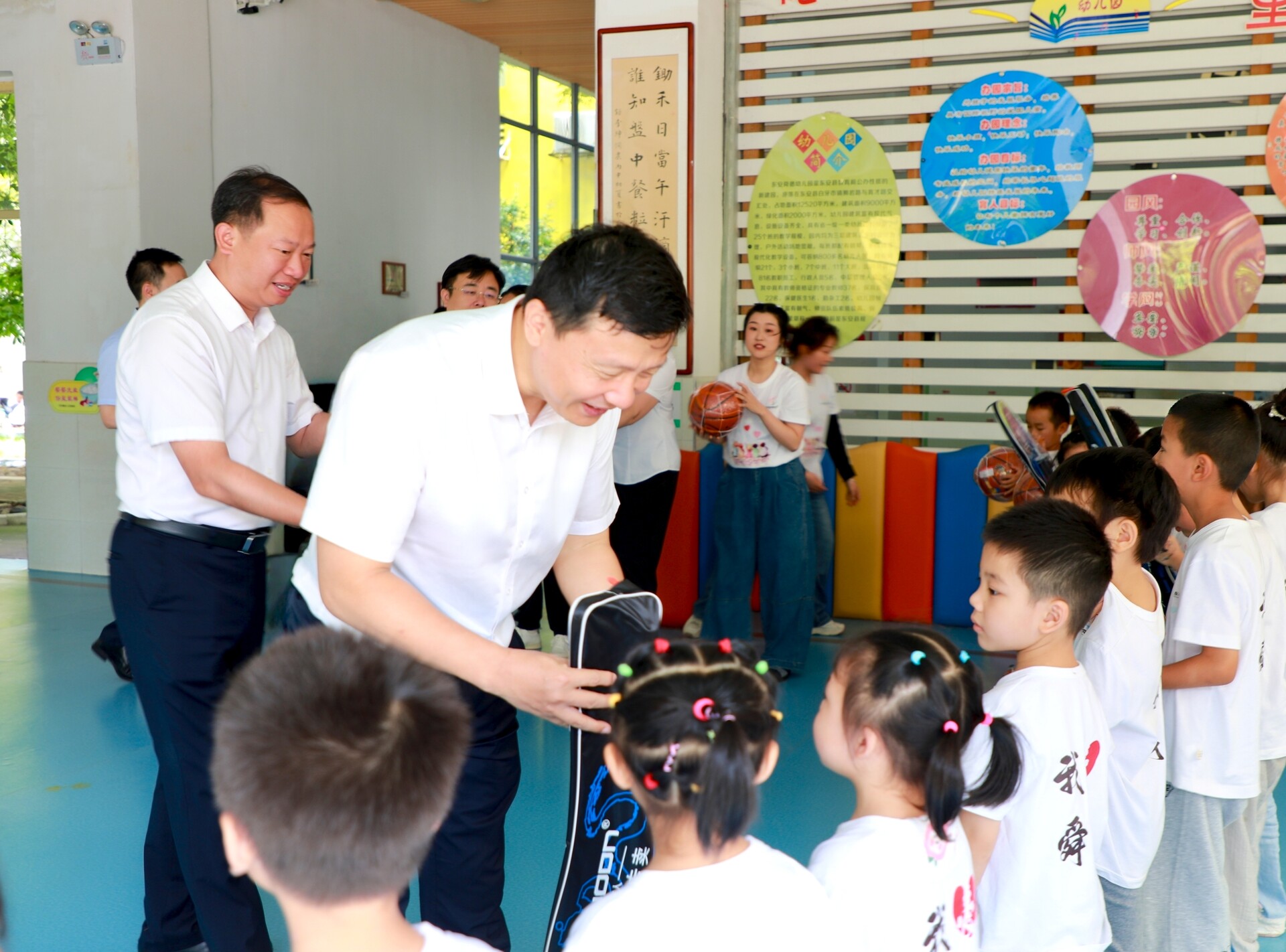 唐何“六一”前夕走訪(fǎng)慰問(wèn)少年兒童