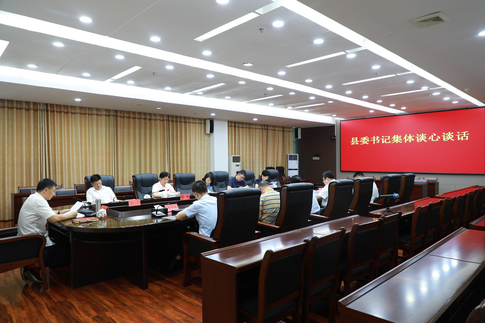 唐何分別與縣委常委會組成人員和部分縣直單位主要負責人、鄉(xiāng)鎮(zhèn)場黨政主要負責人開展集體談心談話