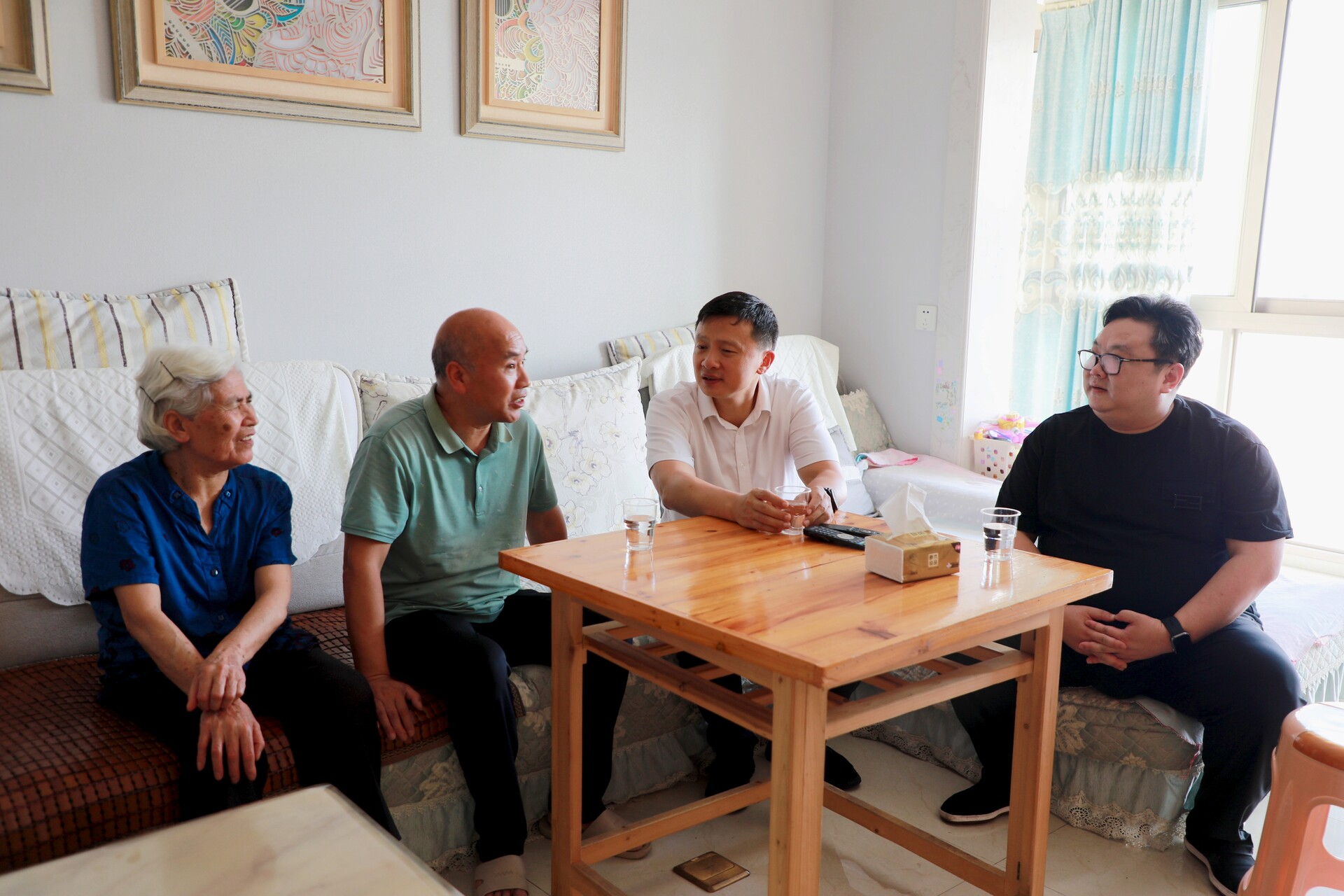 唐何“七一”走訪慰問(wèn)困難黨員