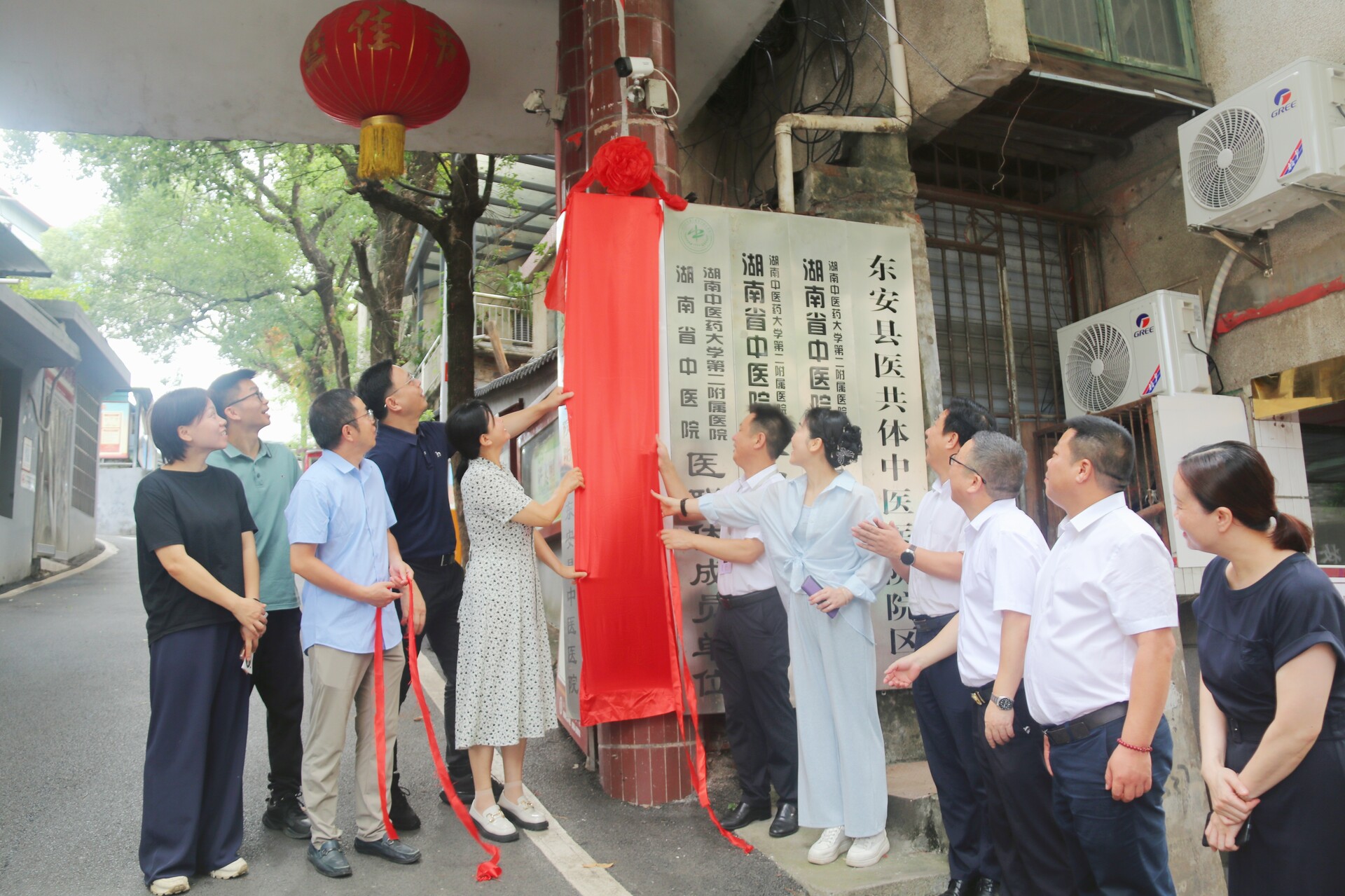 湖南省中西医结合医院定点指导医院及刘祖贻国医大师工作室二级工作站授牌仪式暨义诊活动举行