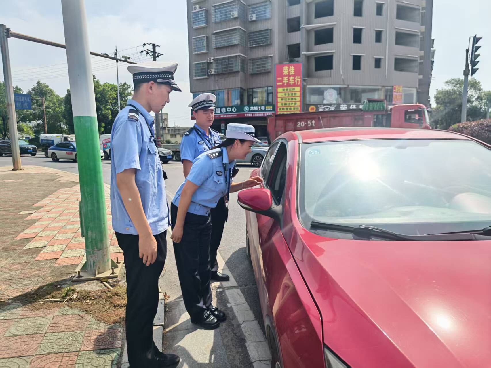 東安：高溫“烤”驗 交警堅守保暢通