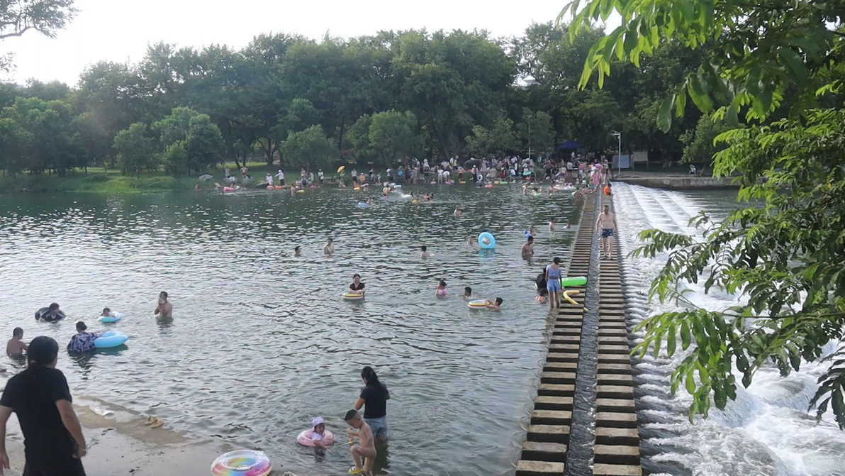 东安：炎炎夏日紫水河（鱼鳞坝）成市民避暑乐园