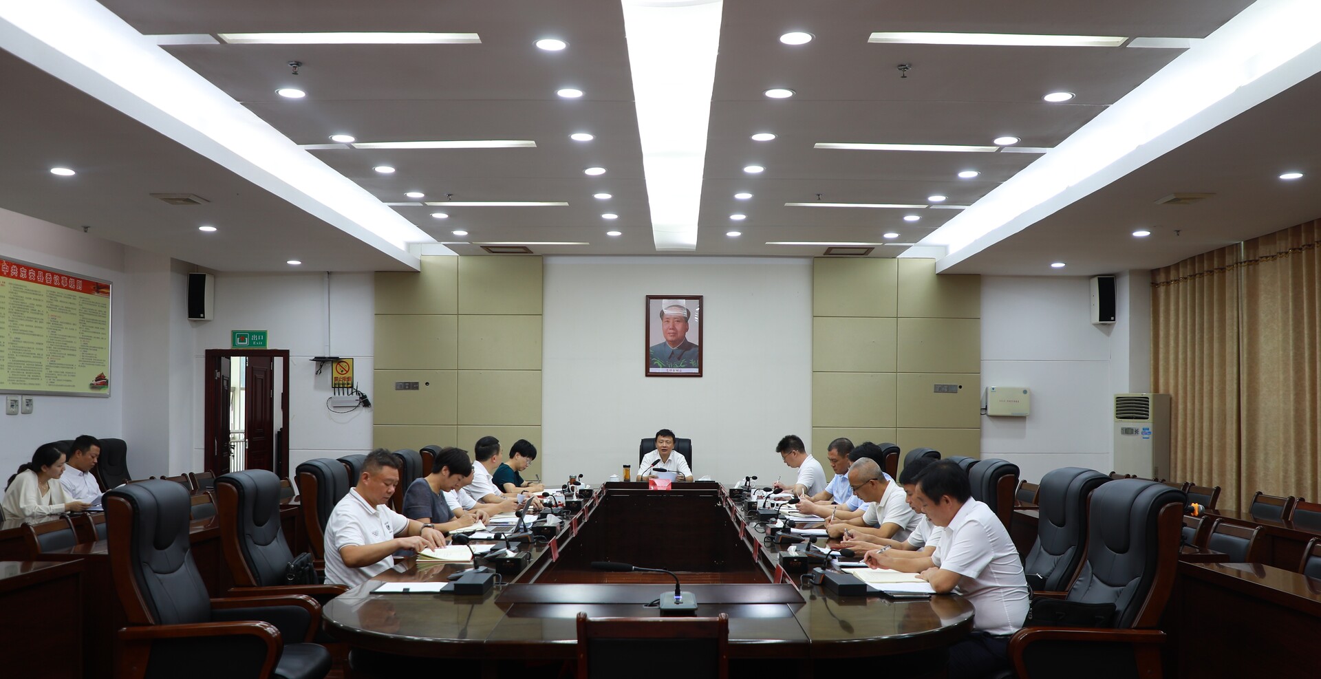 全县工业经济运行和招商引资工作调度会召开
