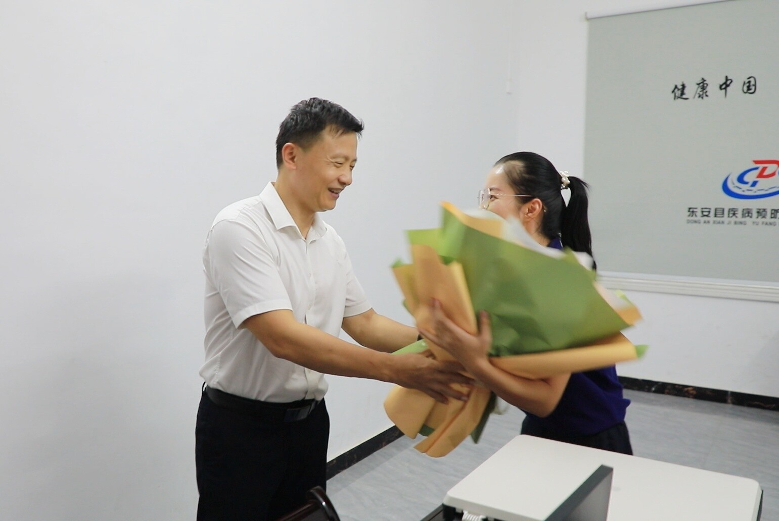 唐何開展“中國醫師節”走訪慰問