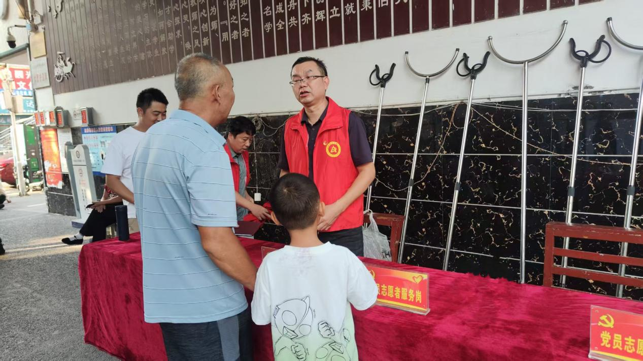 东安一小：党员服务岗 助力开学季