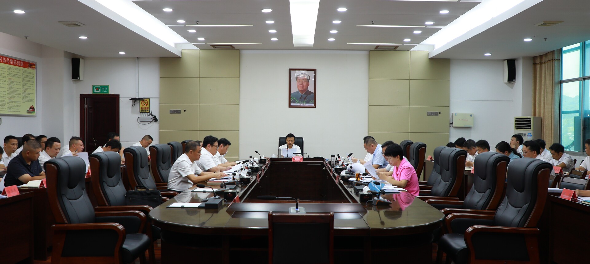 唐何主持召开2025年第22次县委常委会会议