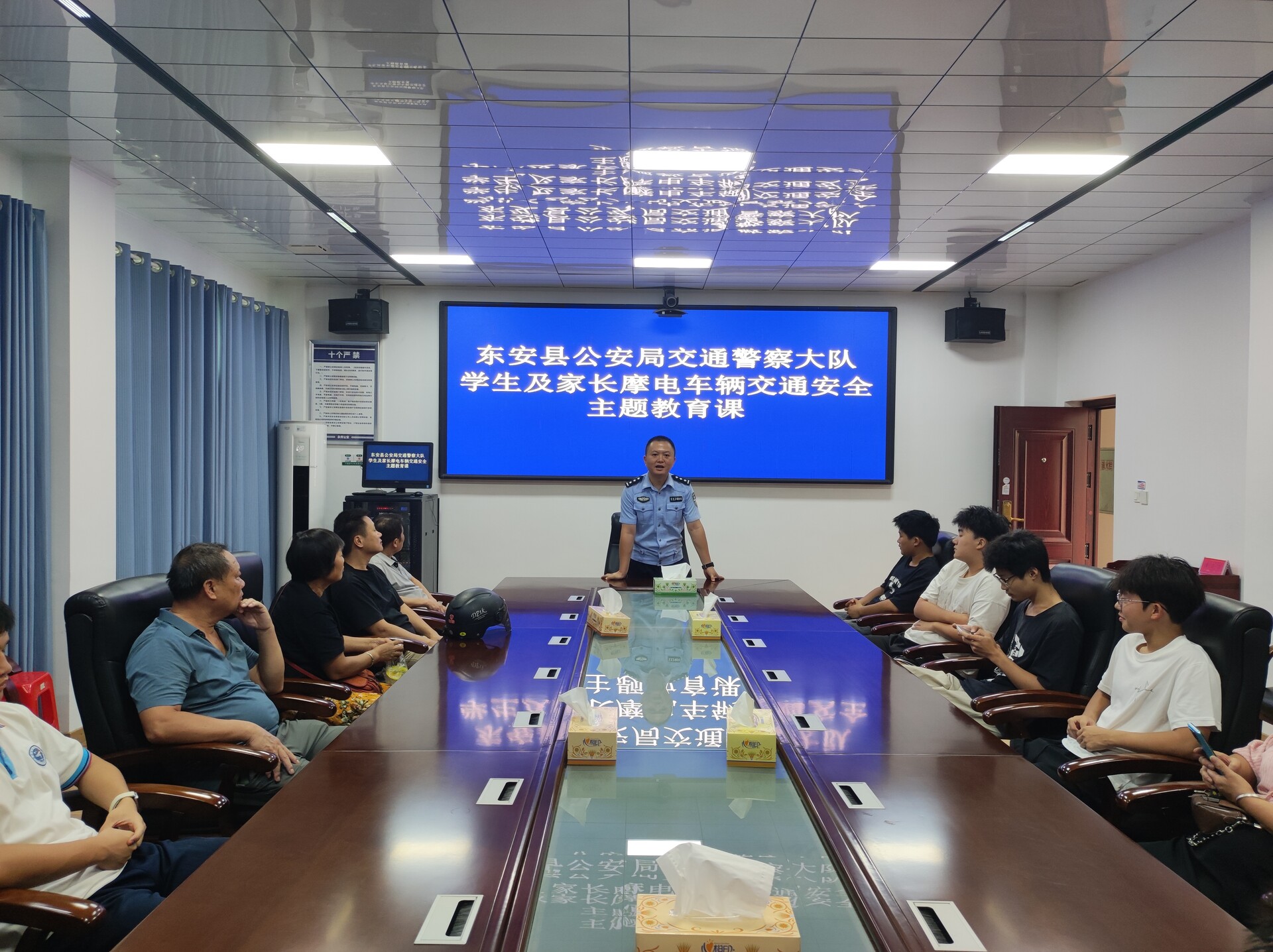 东安交警柔性执法护平安，摩电整治教育先行