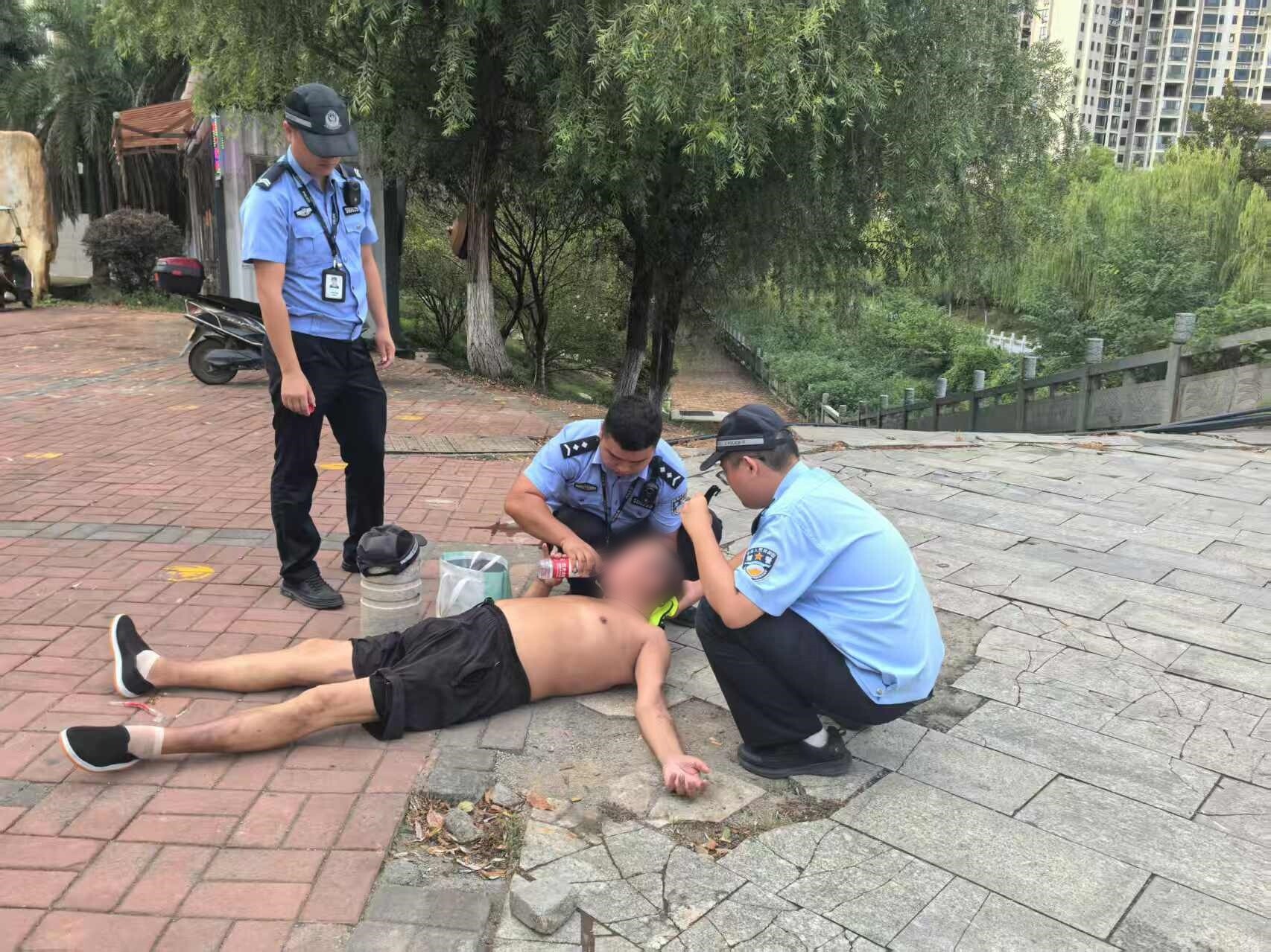 東安交警執勤突發險情 緊急救助暈倒患者
