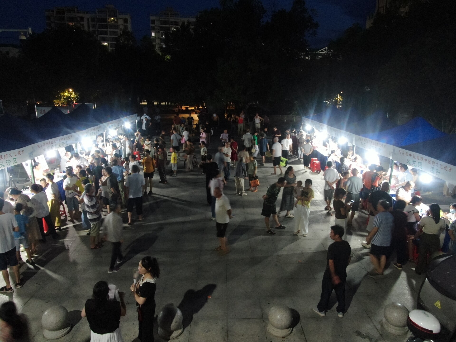 中医药文化夜市开街 点燃城市夜经济“烟火气”