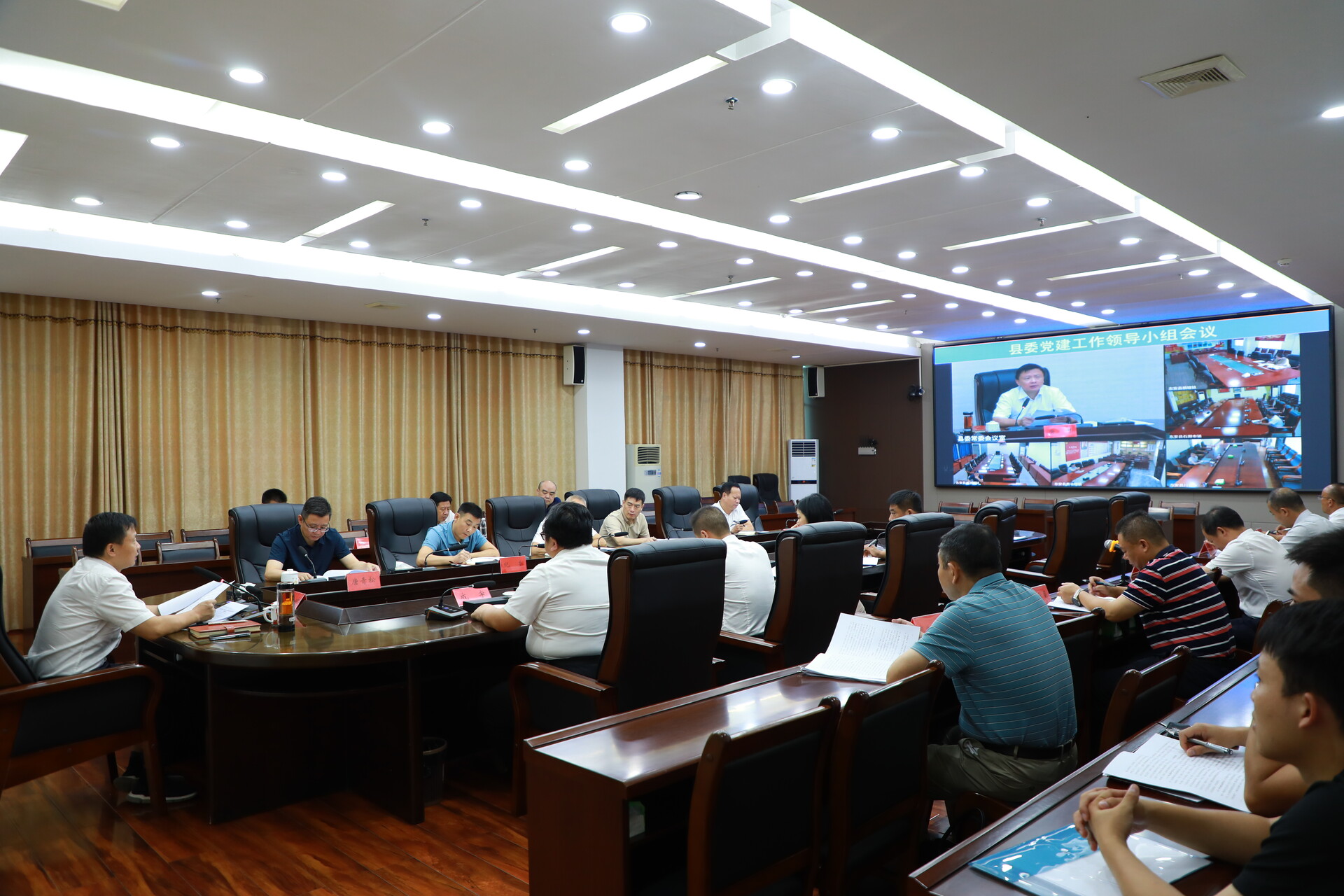 唐何主持召开县委党建工作领导小组会议