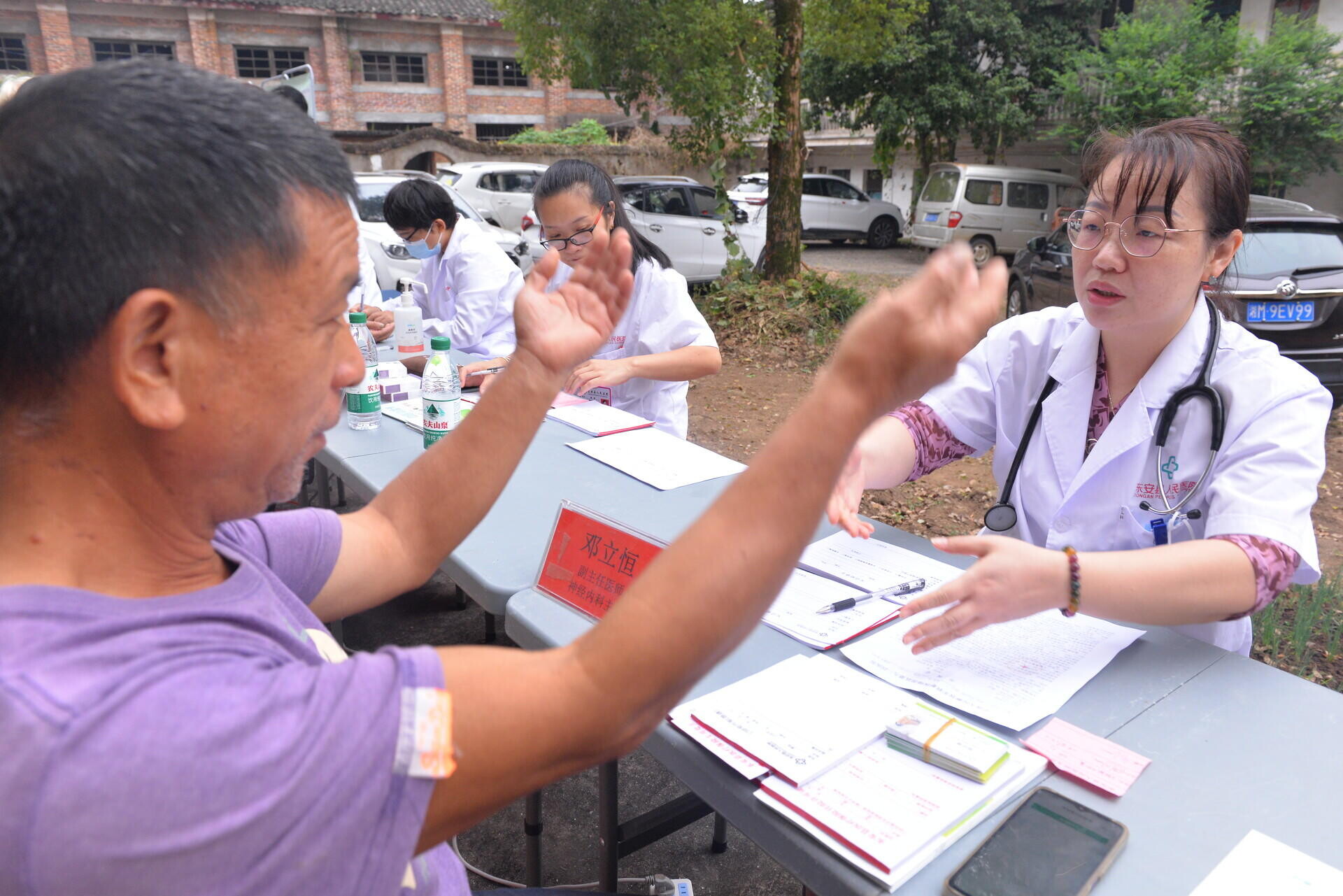 东安县紧密型县域医共体总院开展大型医疗巡回义诊活动