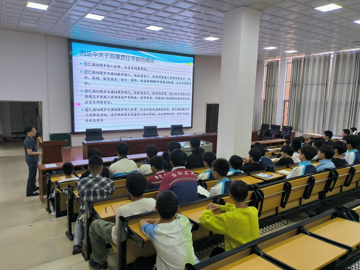 东安县树德中学组织开展法治教育课